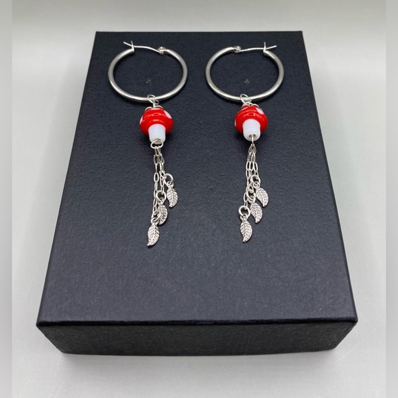 🚨HOST PICK🚨 2/$20 🍄🍃Amanita Muscaria Mushroom Leaf Chain Hoop Earrings - Picture 2 of 5